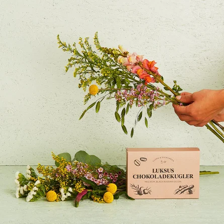Floristens kreative buket (høj) med Flora og Evergreen Luksus chokoladekugler